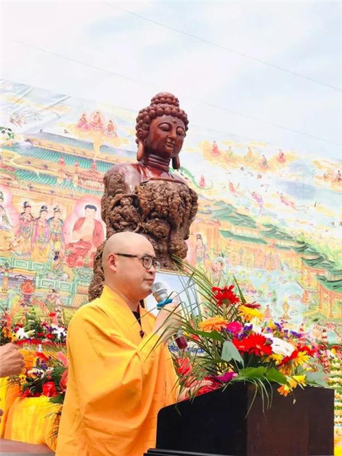 护国龙王寺巨型金丝楠木佛像安座法会隆重举行