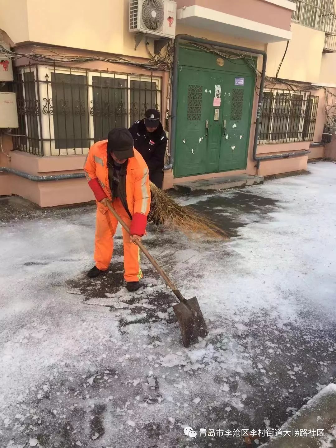 風雪瀰漫處,掃雪暖意濃:大嶗路社區開展便民掃雪活動_居民