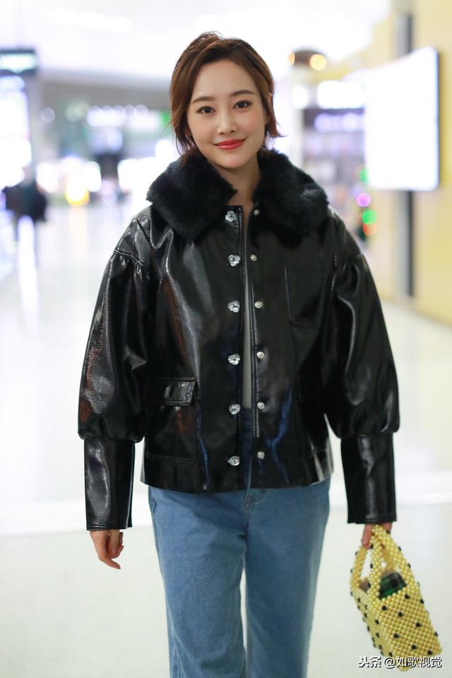 李纯现身上海机场,红唇雪肤清新婀娜,一举一动娇俏可爱楚楚动人