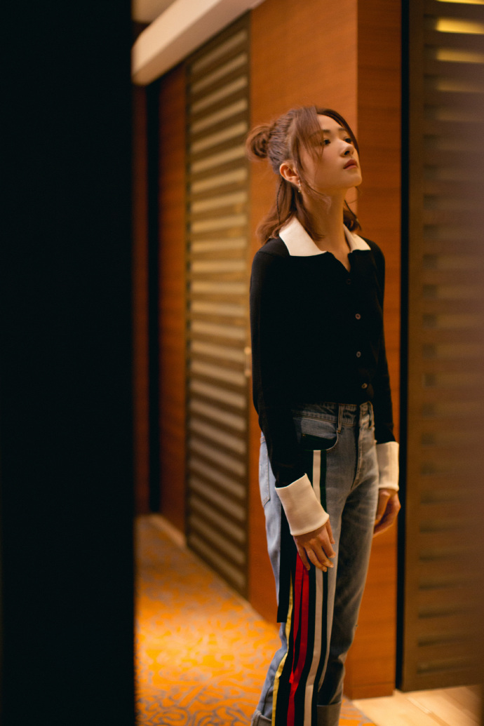 37岁万茜秀时尚针织衫配牛仔裤玩转拼接风半扎丸子头真显嫩