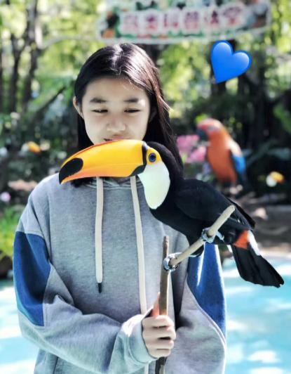 汪峰大女儿深夜晒怼脸自拍画眼线晒红唇14岁已经比两个妈妈美