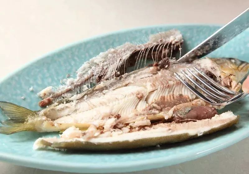 最后将背鳍从尾到头切断,以去除鱼背上的细刺即完成.