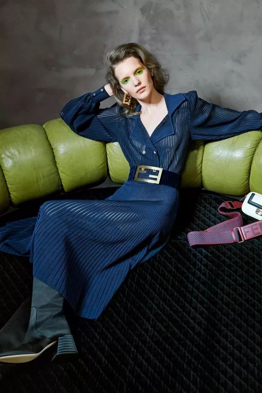 1925年芬迪品牌由阿黛勒·芬迪正式创立于罗马,专门生产高品质毛皮