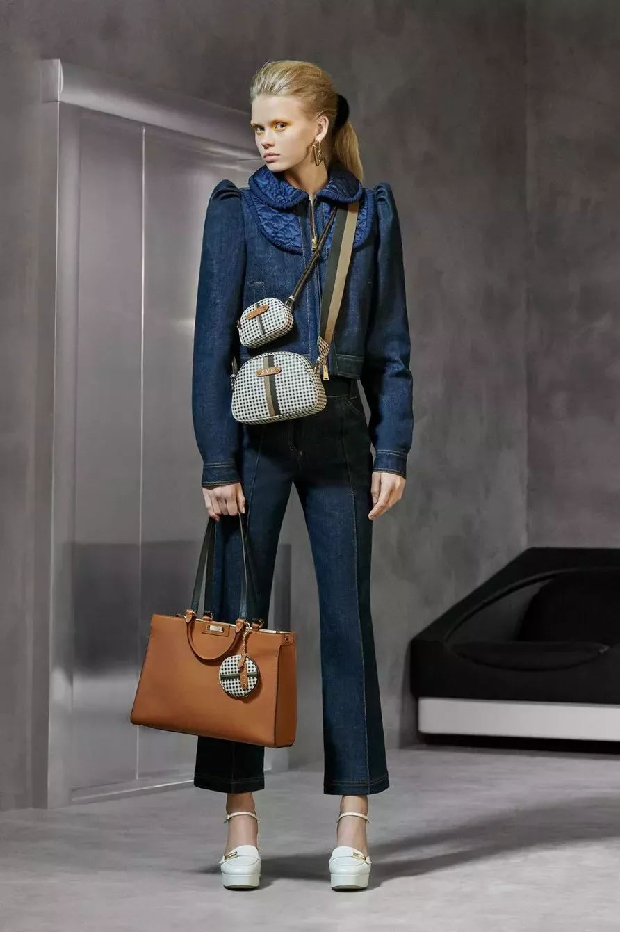 1925年芬迪品牌由阿黛勒·芬迪正式创立于罗马,专门生产高品质毛皮