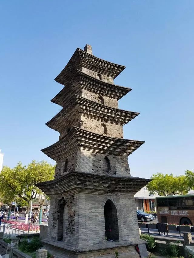 咸通塔默默矗立着,宣告着,"我"是"他"曾经存在过的证明,昔日这儿有