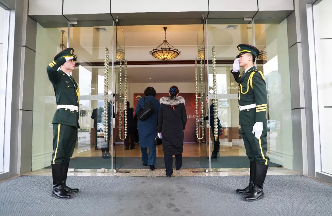 枫华物业礼宾人员引导入场