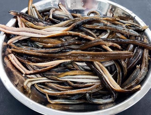 梁溪脆鳝,又名无锡脆鳝,属苏菜系无锡菜,炸时轻颠炒时轻翻_调料