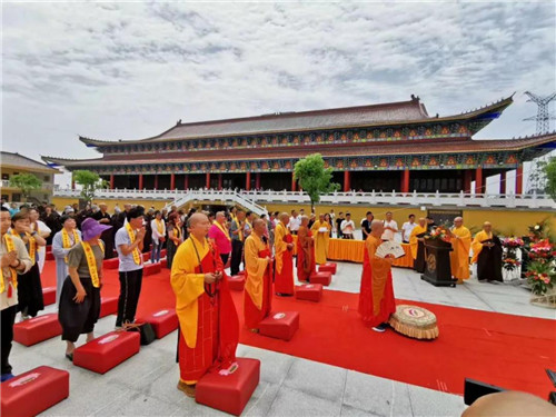 广福寺方丈达霖法师,海安市佛教协会会长冶然法师,江都墩头寺果禅