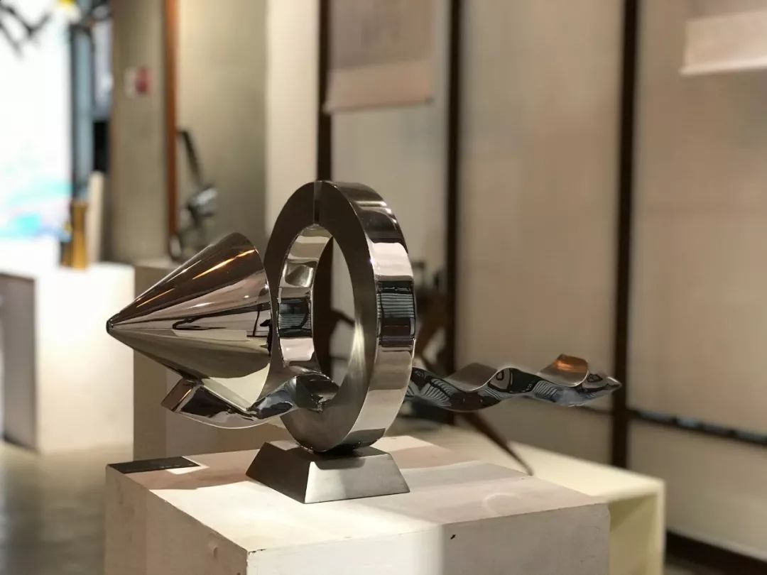 郑萍 空谷回音 不锈钢▲郑中国 鹭 工业废品本次展览有超十位艺术家