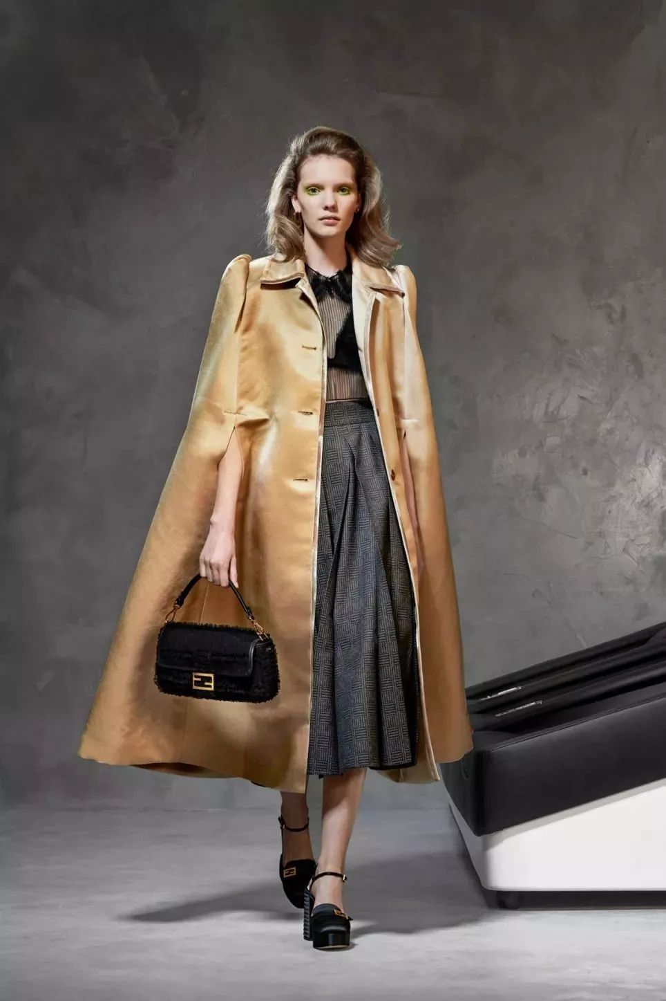 1925年芬迪品牌由阿黛勒·芬迪正式创立于罗马,专门生产高品质毛皮