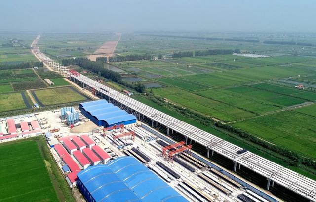 江北东高速公路洪湖路面底基层试验段成功摊铺