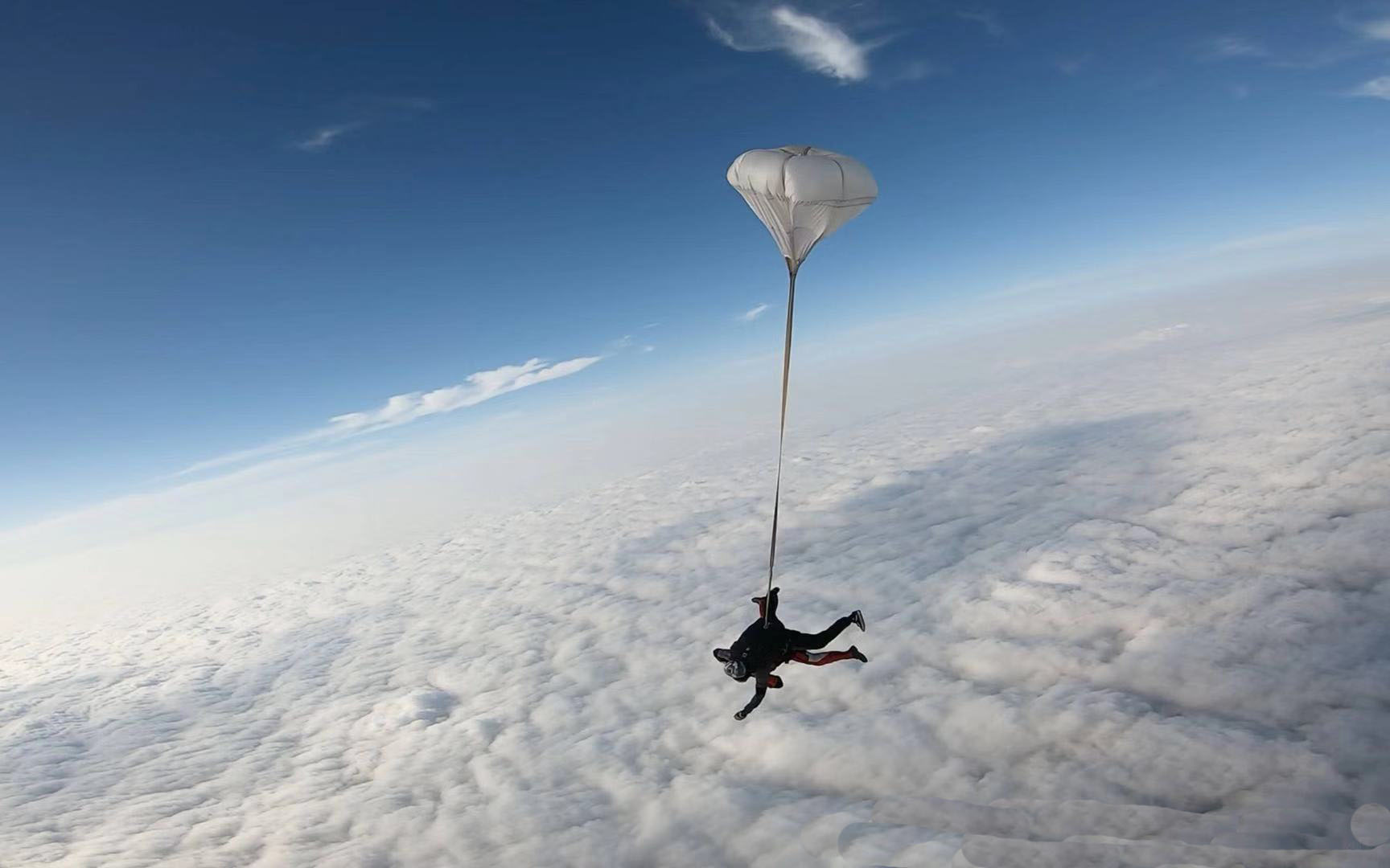 多人跳伞在空中的造型是如何训练的