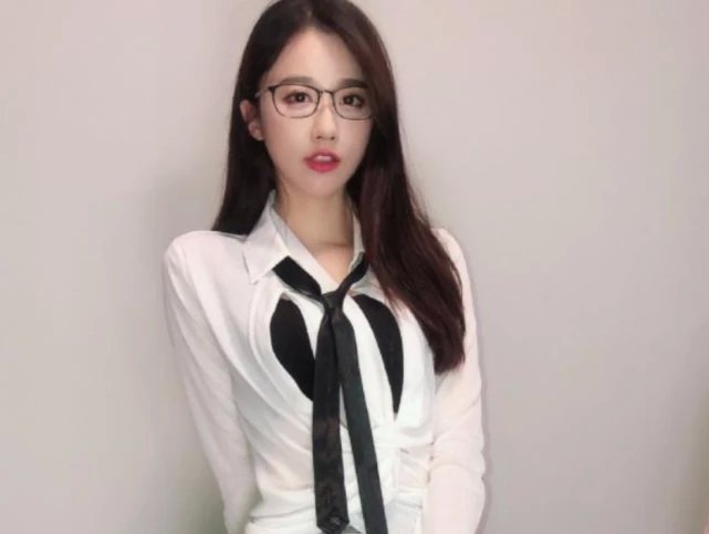 虎牙轩子直播太靠镜头粉丝指出胸口上的印子谁干的出来认一下