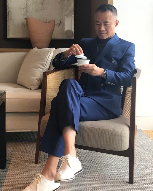 邱启明元旦晒近照帅气儒雅却两鬓斑白曾入狱令事业下滑