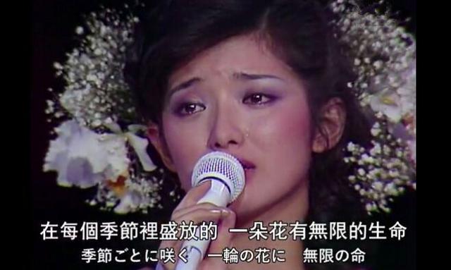 山口百惠告别演唱会,唱完《再见的另一方》,毅然放下白色话筒