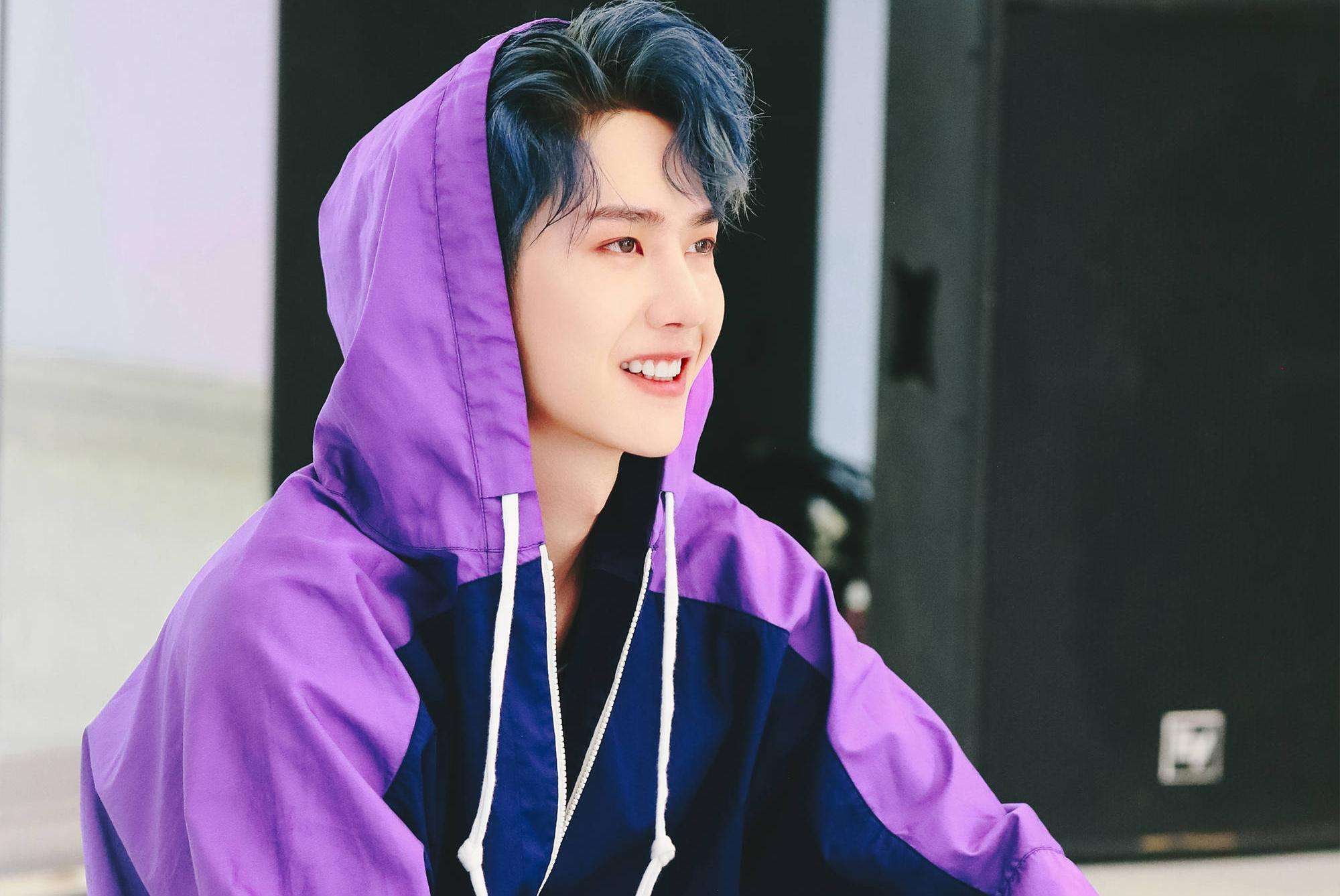 原创女粉丝为了拍到王一博带妆照趴在地上网友吐槽超欢乐