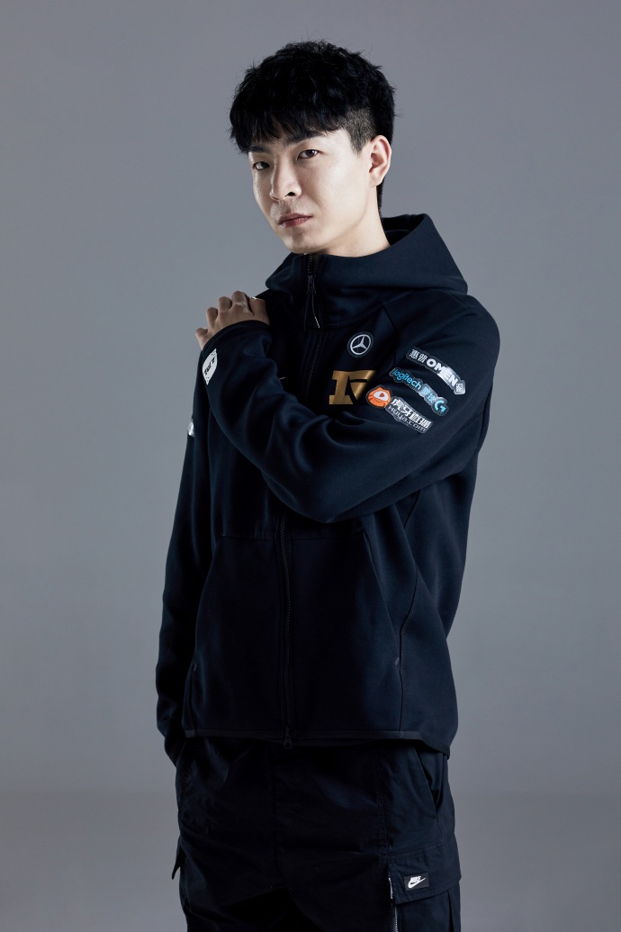 英雄联盟:rng公布春季赛战队定妆照,小虎携麻将拍照_样子