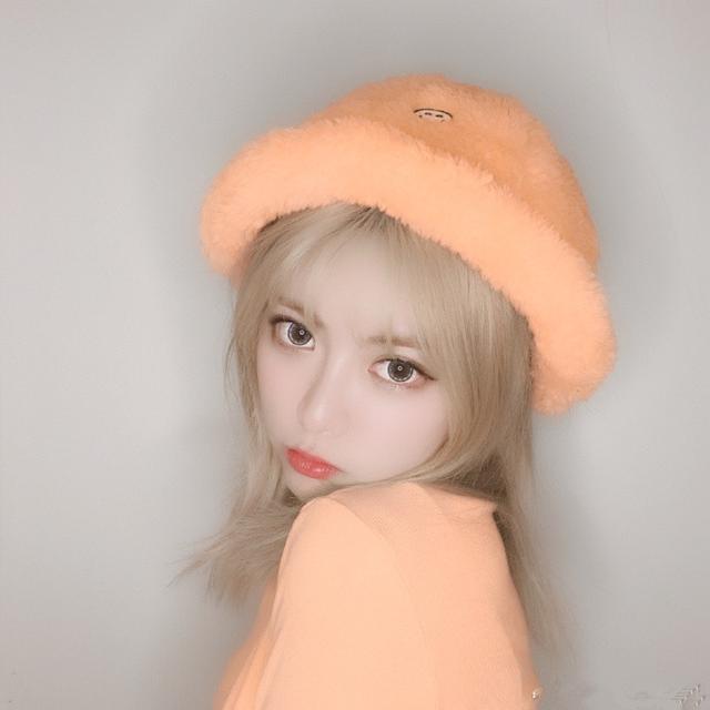 lol:换颜色不换装,lpl美女解说周淑怡充分展示什么叫做炫彩皮肤_版本