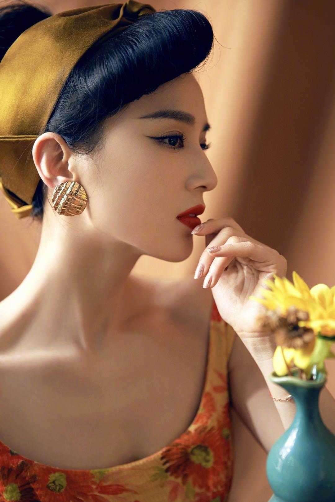 原创36岁的黄圣依精致女人盘发造型搭配印花裙贵妇范十足