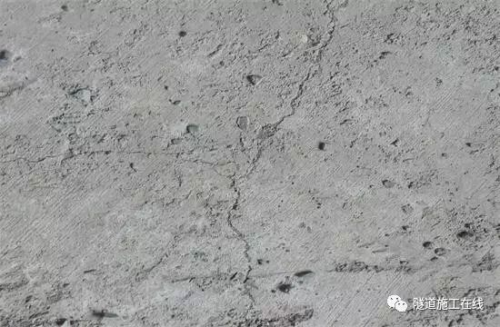 隧道二衬裂缝产生的原因分析