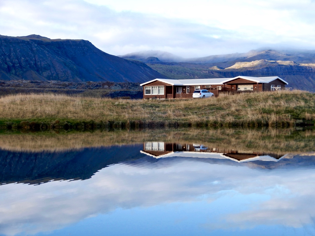 漫游异星冰岛,那点缀其间的冰岛小屋,让人梦幻了