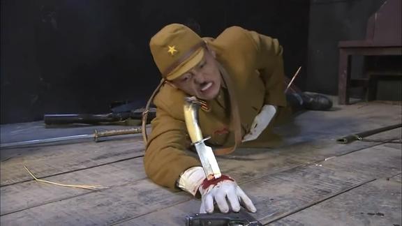 抗日剧鬼子少佐打不过就想拿枪反击八路高手一把飞刀要他命