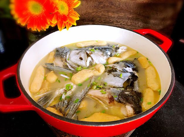 刘满堂说道,"豆参煮鱼头"为百姓菜,不比皇家宫廷菜制作那么讲究,规范.