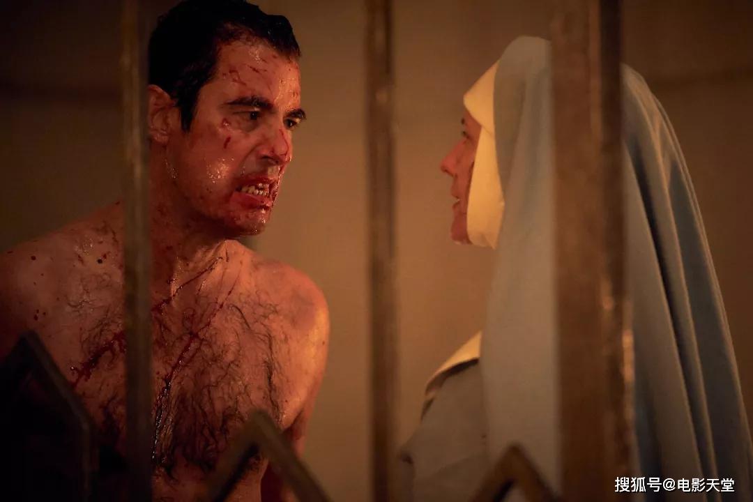 两人隔着个铁门开始了battle,不愧是神探夏洛克的原团队,范海辛的样子