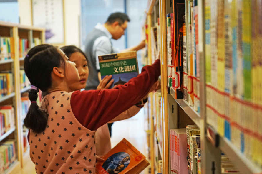 北京城市副中心通州图书馆里的小学生.