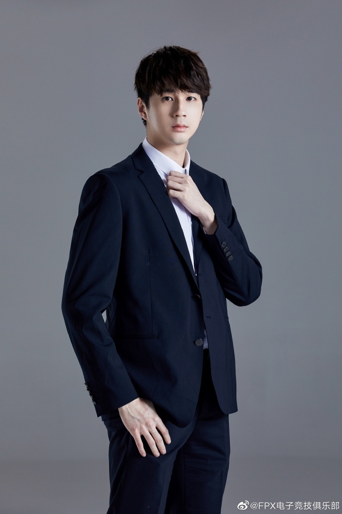 英雄联盟fpx新赛季定妆照全员变帅doinb这美颜离谱不