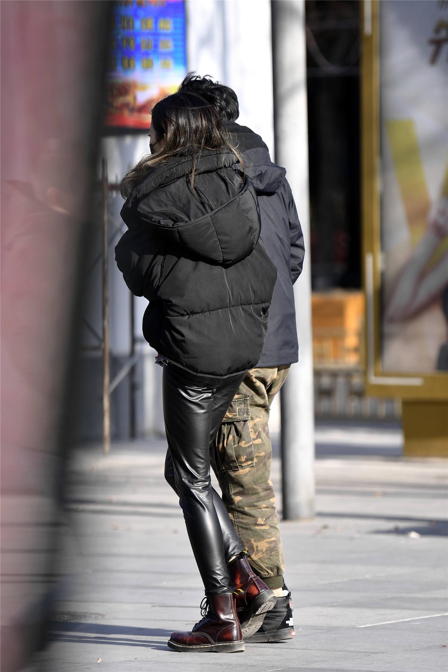 紧身裤皮搭配马丁长靴,显身材的穿搭,又有着淑女气质