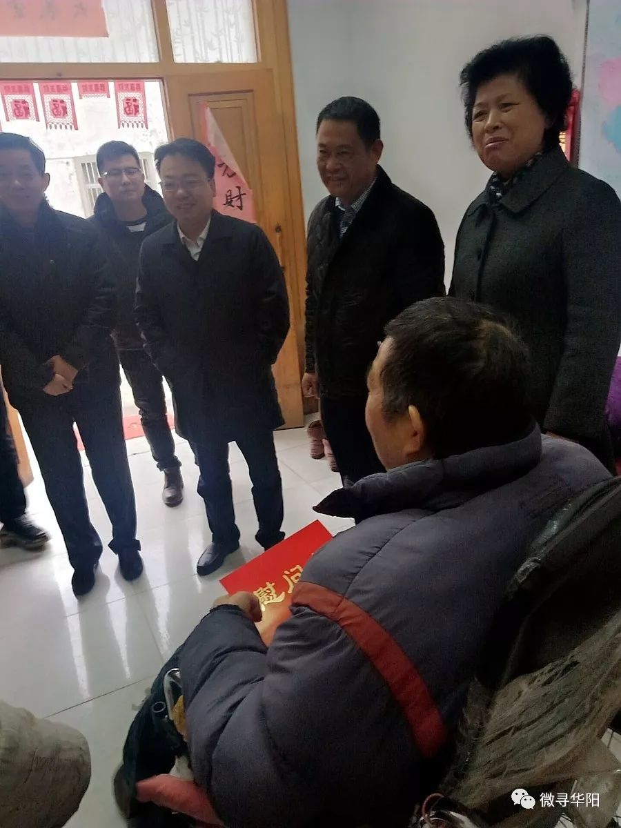 由市慈善总会会长孙昌桂,华阳民政助理王忠,江苏山水环境建设集团股份