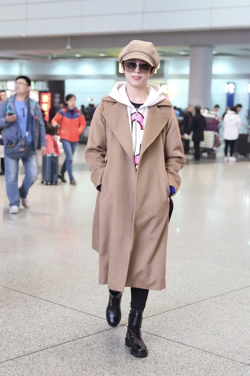 原创谢楠奶茶色毛衣走机场,搭配玉坠优雅大方,干练短发衬出小巧脸庞