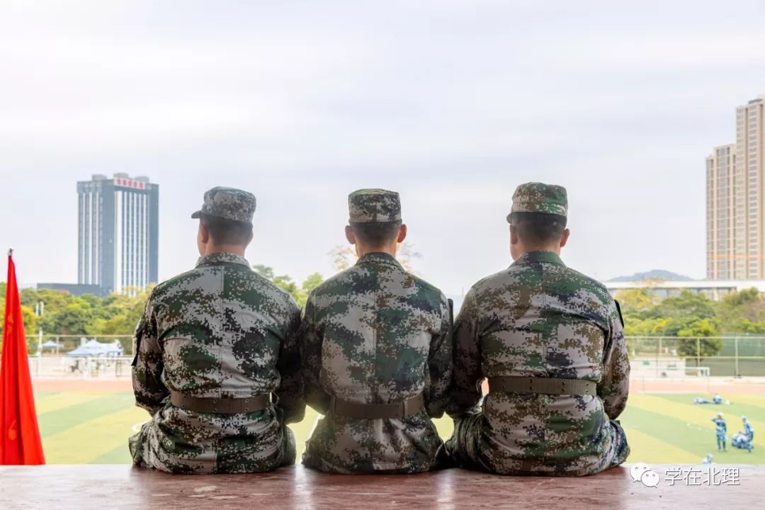 军训瞬间明暗侧写你的军训背影