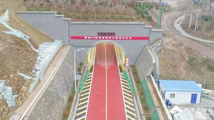 路线下穿西合铁路,经岭底大桥跨越二龙山水库,穿越黄沙岭隧道后经草庙