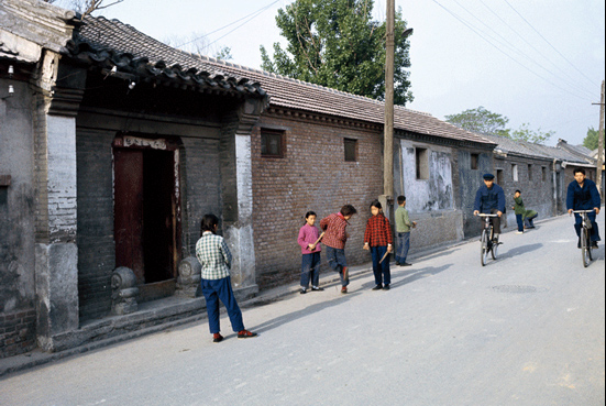 70年代末,改革开放前夕的京城街拍照,街道干净整洁,不用担心堵车_北京