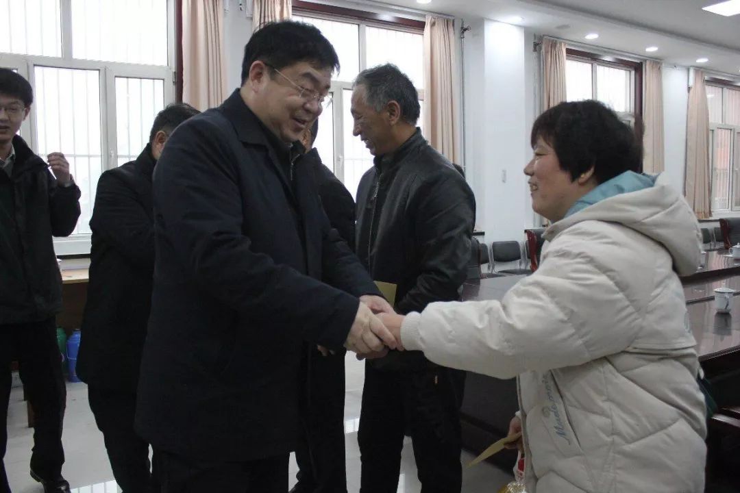 冬雾深重 关爱更浓 ——县委书记冯立业慰问优秀教师,困难教师_赞皇