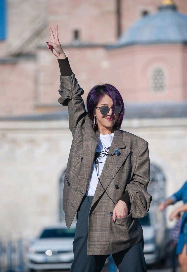 杨千嬅留了紫色短发牛仔连衣裤搭配墨绿色外套时尚又减龄