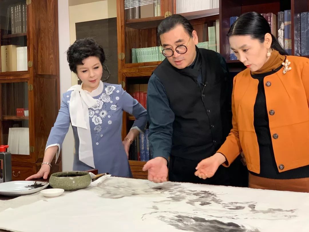 主持人丛薇(左)与艺术家刘万鸣(右)走过了2019年,我们迎来了崭新的