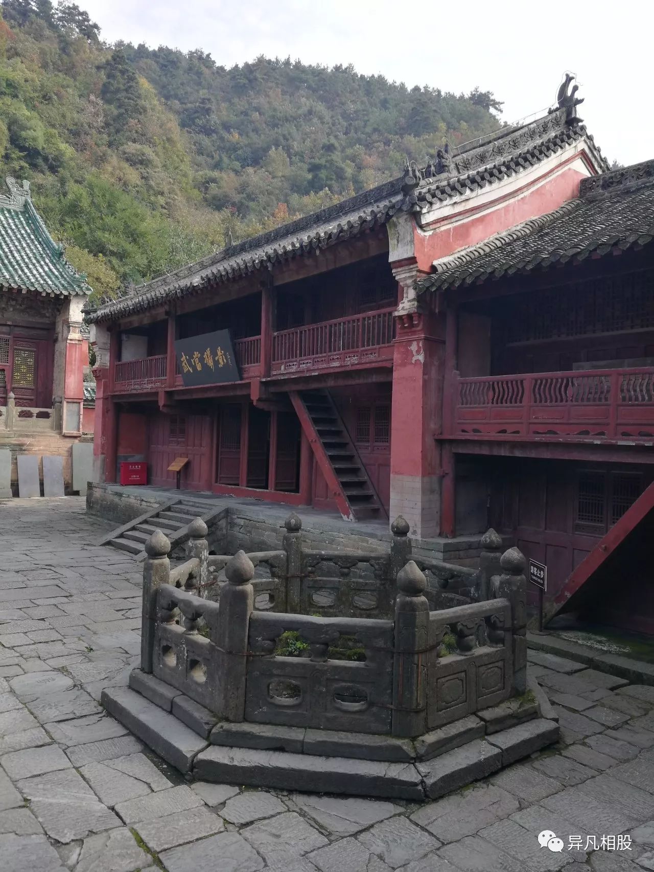 正殿是祖师殿,中有"皇经堂","藏经阁",后有高台之上的"太子殿",也就是