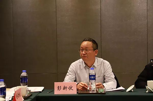 审议中,余劲松,彭新伏等代表紧紧围绕《政府工作报告》内容,结合本职