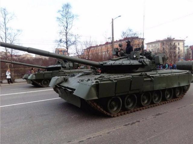 不怕冻吗零下40度的北极圈内俄军驾驶t80狂飙开炮