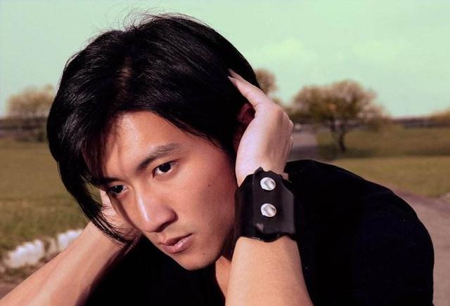 在1999年开始,谢霆锋才迎来事业的巅峰时期,一首《谢谢你的爱1999》