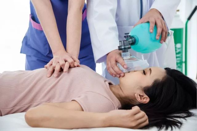 心梗突发时用力捶打胸口意味着什么往楼下跑究竟是不是正确做法