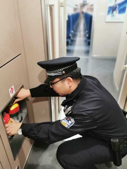 本组图为2020春运前夕乘警与列车长检查列车用灭火器图为乘警排查列车