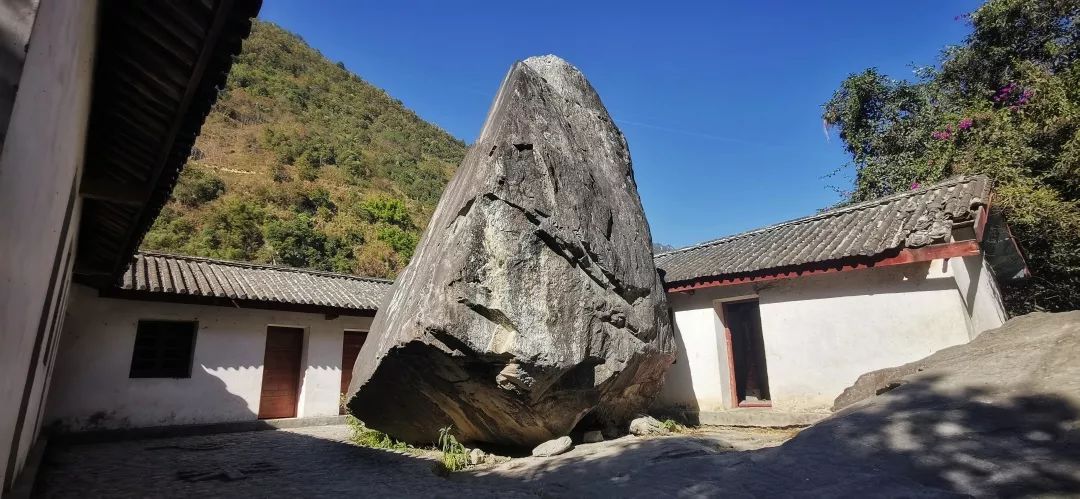 早餐后出发,感受虎跳石,神奇飞来石;拍摄千里怒江第一湾,桃花岛