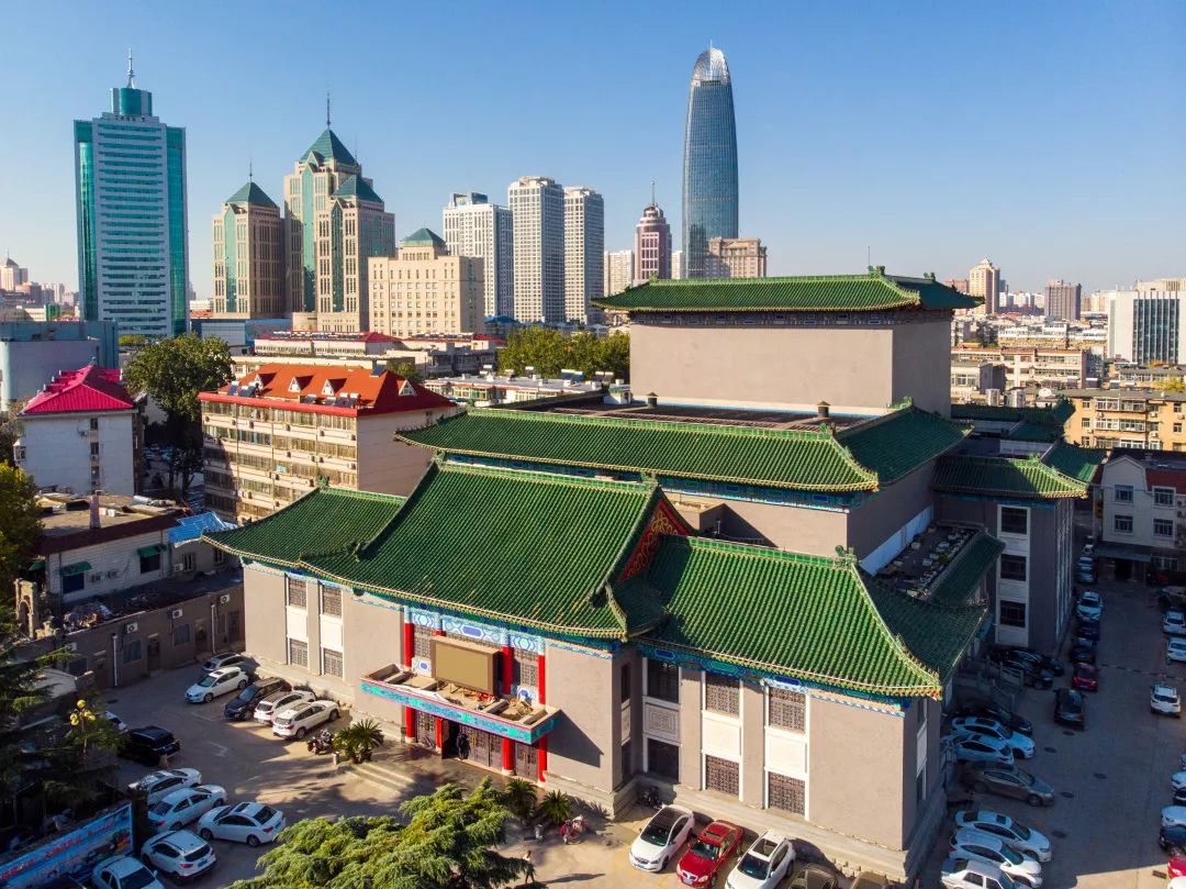 剧等轮番上演;山东剧院,百花剧院,梨园大戏院,历山剧院精彩节目不断