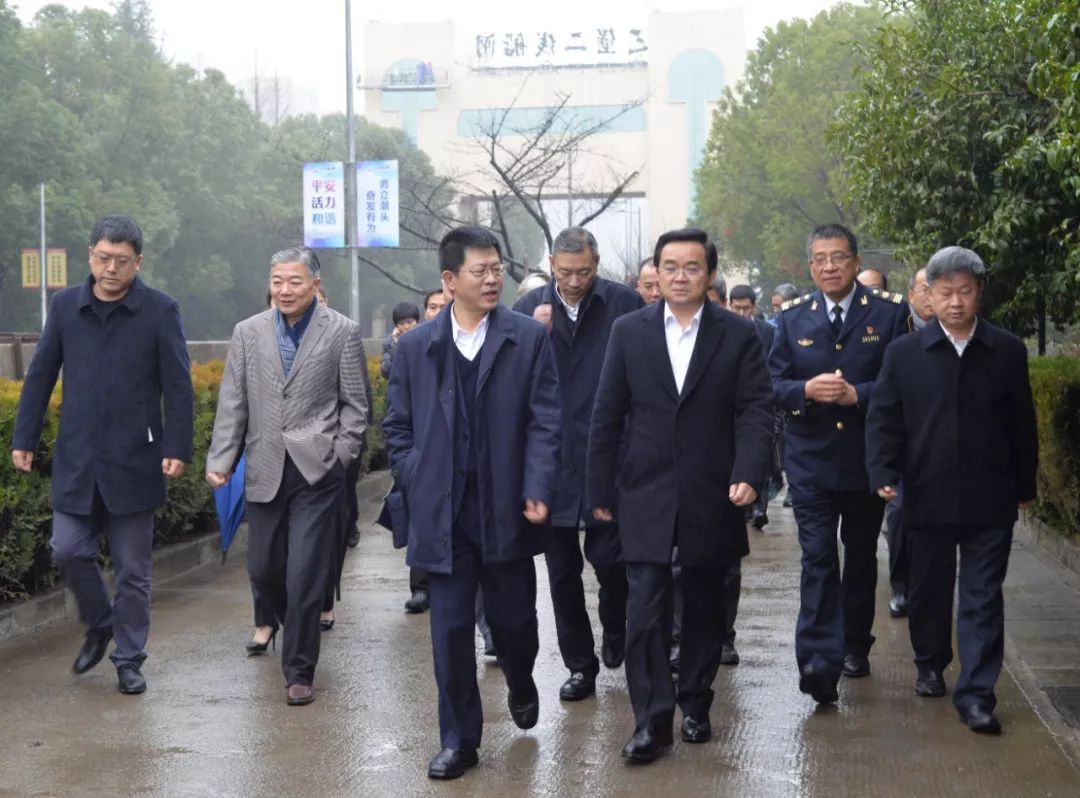 交通厅副厅长夏炳荣, 浙江省港航中心主任胡旭铭,市交通局局长郑翰献