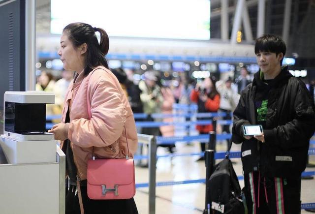 大张伟老婆出行高调,拎15万爱马仕包雷厉风行,老公变乖巧小跟班_刘迎