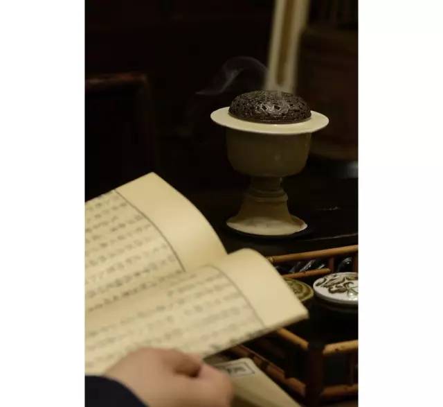 冬日焚香寒室生春